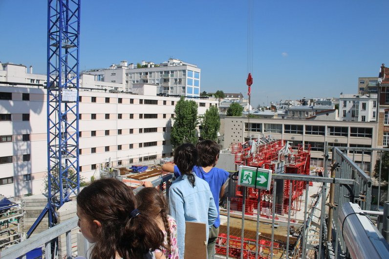 Observation du chantier avec un groupe d'élèves
