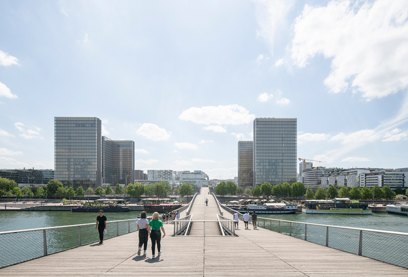 La passerelle Simone-de-Beauvoir et la Bibliothèque François-Mitterand