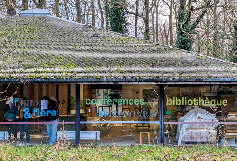 Atelier signalétique sur les vitrages du pavillon 1 avec les équipes de la Maison Paris Nature