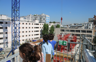 Observation du chantier avec un groupe d'élèves