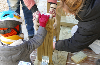 Chantier construction de mobilier en bois à l'école maternelle Dolent