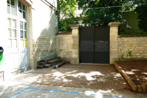 Terrasse en bois et banc mikado