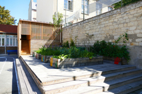 Terrasse de jardinage et cabane en bois