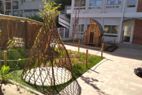 Cabane en osier tressé vivant dans une zone humide, cour de l'école maternelle Dolent - Paris 14e