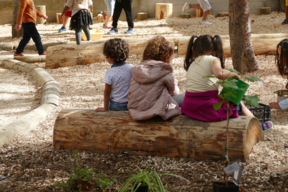 Rondin servant d'assise, cour de l'école maternelle Emeriau - Paris 15e