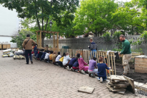 Chantier installation de ganivelles à l'école élémentaire Jeanne d'Arc