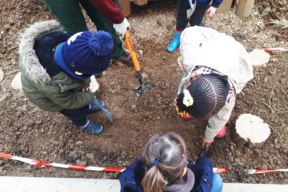 Chantier jardinage à l'école maternelle Dolent