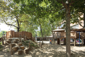 Cabane dans les arbres à l'école élémentaire Jeanne d'Arc - juillet 2021