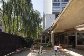 Partie de foot à l'école maternelle Emeriau - juillet 2021