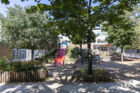 Le toboggan depuis la butte en gabions de l'école élémentaire Maryse Hilsz - septembre 2021