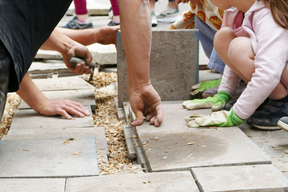 Chantier construction du banc en asphalte réemployé à l'école élémentaire Quatre Fils