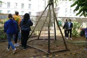 Chantier construction d'un tipi à l'école élémentaire Keller