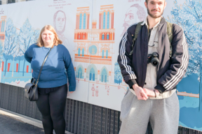 Marie Massé et Victor Chanudet, devant l'affichage « Où poussent les pierres », rue du Cloître Notre-Dame