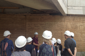 Visite du chantier de  l'école en terre Myriam Makeba